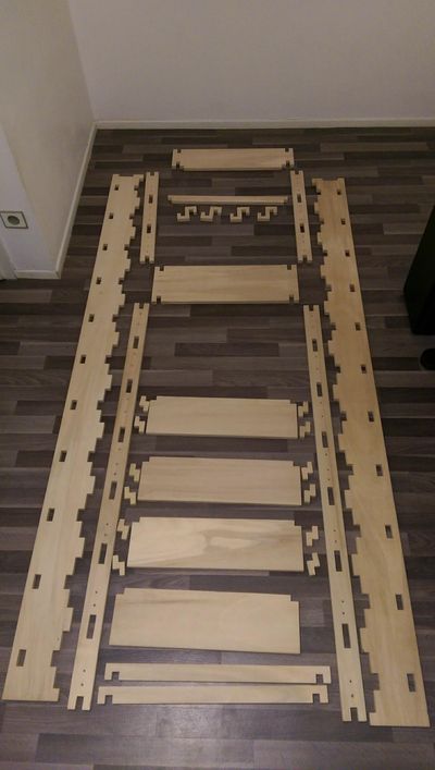 Meuble avec étagères et crochets