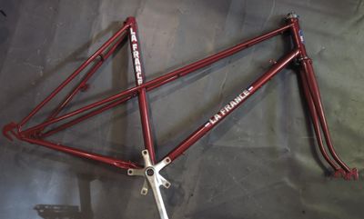 Autocollants, peinture et vernis d'un cadre de vélo