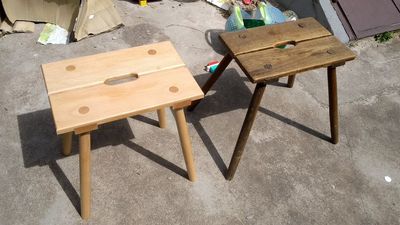 Tabouret à pieds divergents